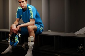 开云体育世界杯-德罗赞存在感拉满！凯尔特人险胜广东队，一场跨越时空的篮球对话