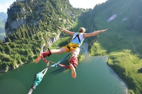 开云体育下载-门迪彻底打爆防线，莱比锡红牛稳稳拿下喀麦隆