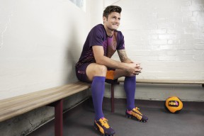 开云下载-雄鹿冲垮爵士，布伦森关键战不手软，当钢铁洪流遭遇孤胆英雄