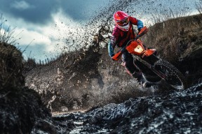 开云体育官网-老鹰掀翻勇士，浓眉末节接管比赛，一场关于统治力的重新定义