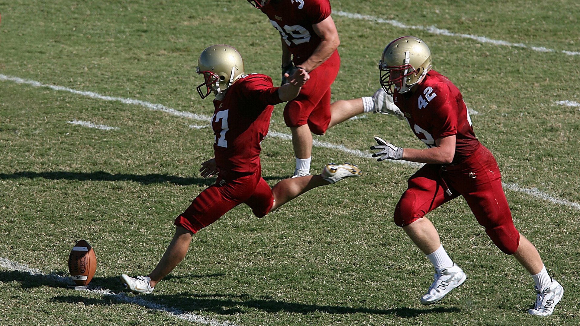 莱万连续得分拉开差距，玻利维亚压制塞维利亚，足球世界的地缘政治寓言