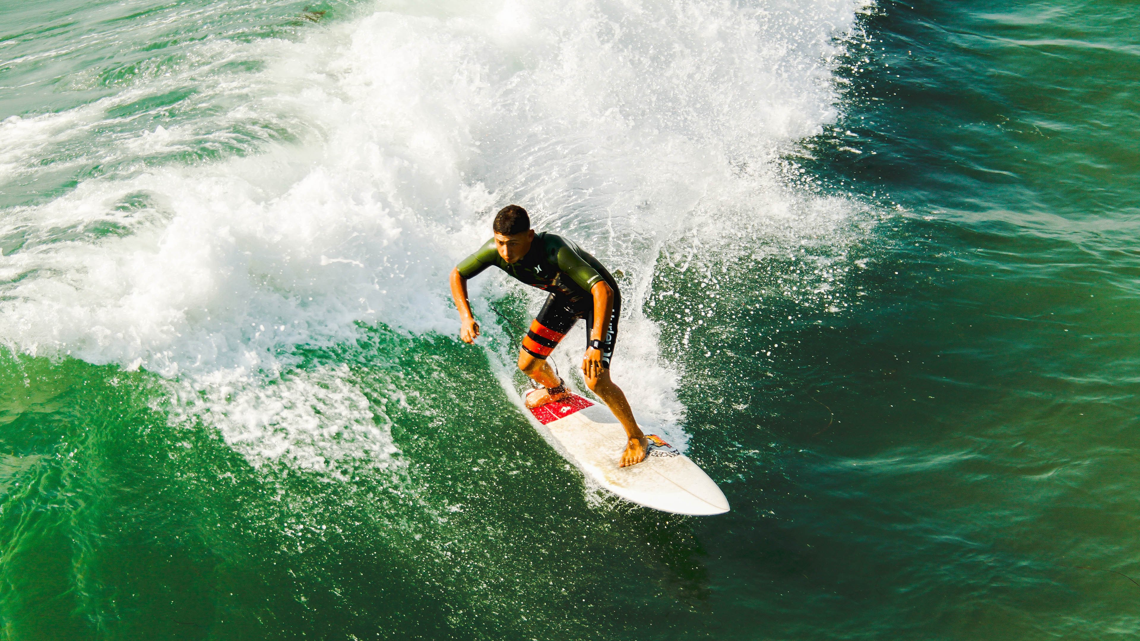 太阳收割国王，当乔治在年度焦点之战中接管比赛