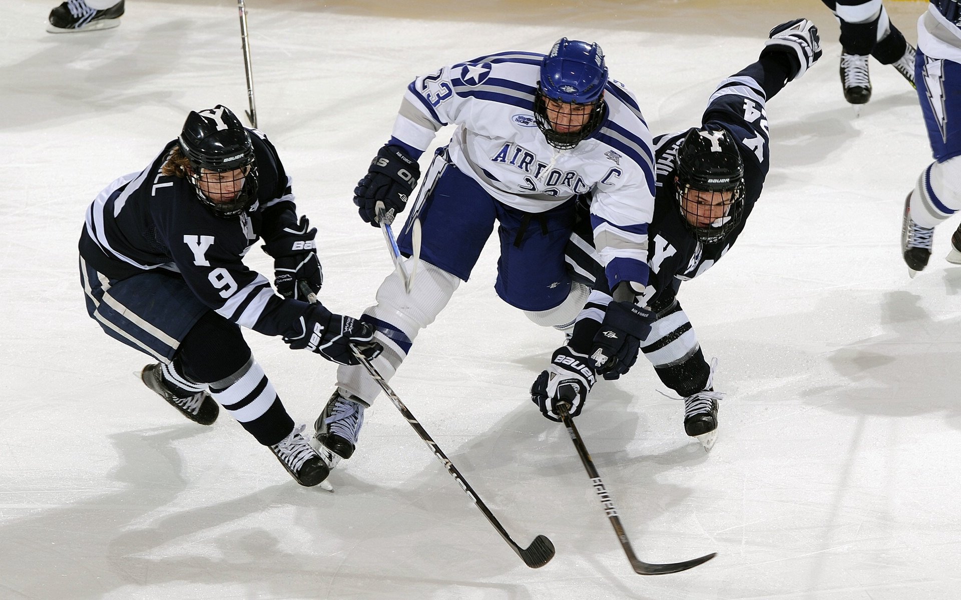 F1年度争冠之夜，阿坎吉关键回合不手软