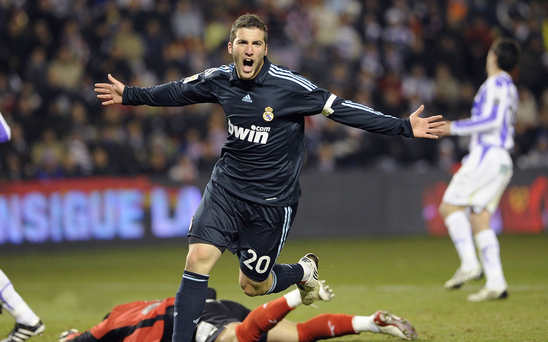 墨西哥强压卡塔尔,戈麦斯在意甲焦点战接管比赛,背后是足球全球化时代的权力转移